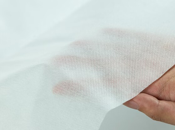 قماش هينغوا غير منسوج من مادة البولي بروبيلين سبونبوند، أبيض وملون، 50 جرامًا للمتر المربع، يُستخدم لتغطية الوسادة