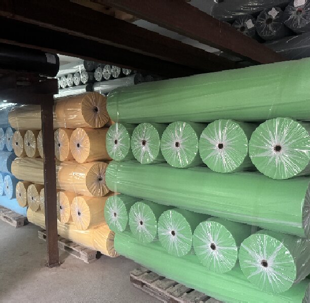 قماش غير منسوج ملون 100% بولي بروبيلين، بوزن 85 جرامًا للمتر المربع، مناسب لأكياس التعبئة والتغليف