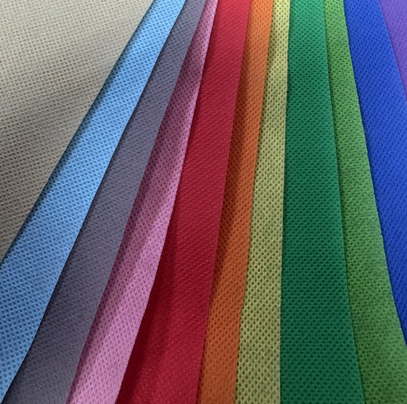 لفائف قماش بولي بروبيلين ملون غير منسوج بوزن 65 جرامًا للمتر المربع لصنع حقائب متينة